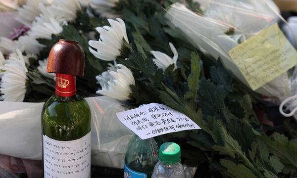 서울 용산구 이태원역 1번 출구 앞 핼러윈데이 사고 희생자 추모공간에 추모객이 희생자들을 위해 적은 메시지들이 남겨져 있다. 연합뉴스