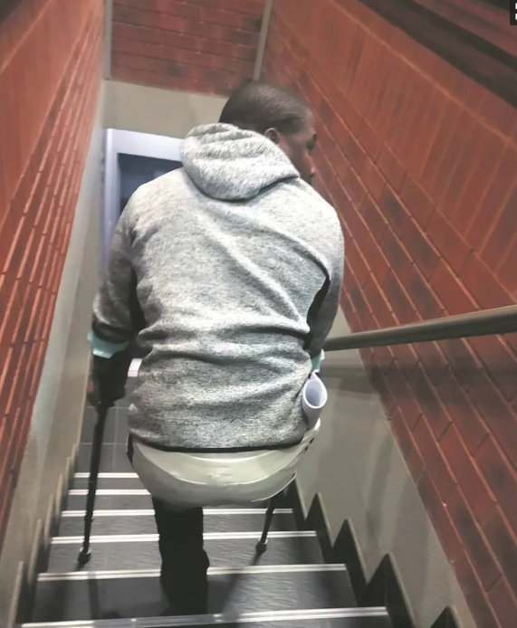 9년간 약 100명의 미성년자를 성폭행 한 혐의로 법정에 선 남아공 남성 파카티(32). 지난해 체포 당시 경찰을 피해 도주하는 과정에서 총에 맞아 한 쪽 다리를 절단했다.