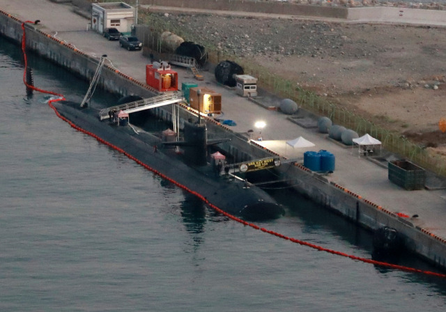 1일 오후 부산작전기지에 미 핵추진 잠수함 USS 키웨스트(SSN722)가 입항해 있다. 미 국방부는 USS 키웨스트가 지난 31일 부산항에 입항했다고 이날 밝혔다. 미측은 고도의 은밀성이 핵심인 잠수함 전력은 노출하지 않는 것이 통상적이지만, 키웨스트함의 부산 입항 사실은 공개함으로써 무력 도발 수위를 높여가는 북한에 경고를 보낸 것으로 해석된다. /연합뉴스