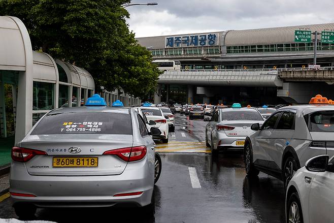 10월10일 제주국제공항에서 승객들을 기다리고 있는 택시 행렬.ⓒ시사IN 조남진