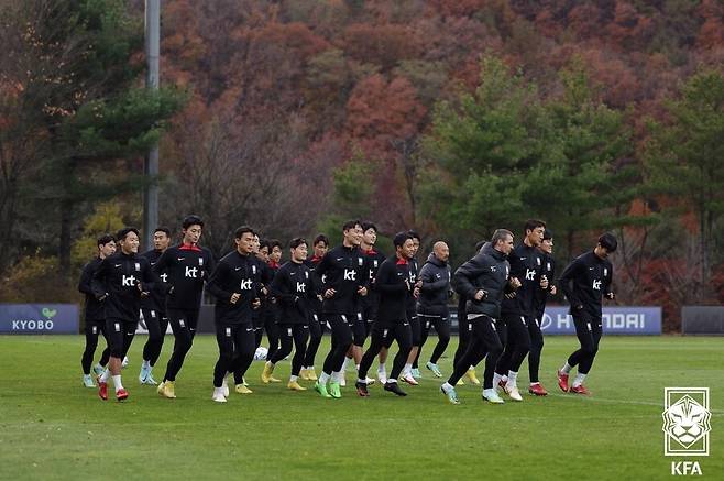 ▲ 축구대표팀이 찬바람을 맞아가며 훈련 중이다. ⓒ대한축구협회