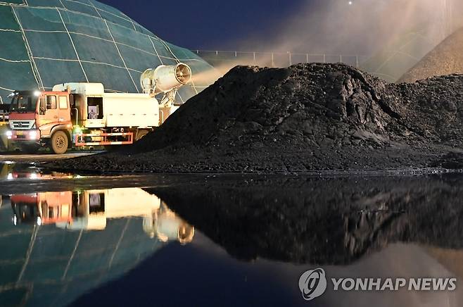 중국 톈진항의 부두에 쌓인 석탄 [신화 연합뉴스 자료사진. 재판매 및 DB 금지]
