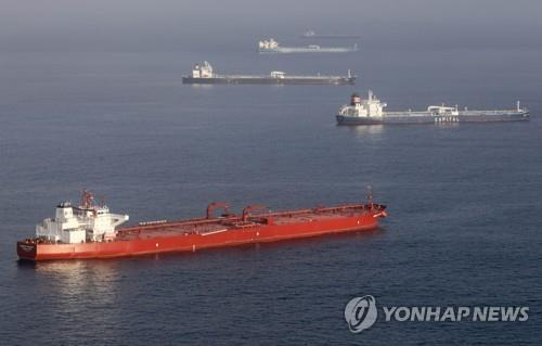 미국 롱비치항 인근 해역에서 대기중인 유조선 모습 [게티이미지/AFP 연합뉴스 자료사진]