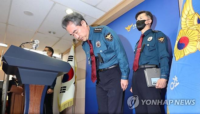 '이태원 참사' 사과하는 윤희근 경찰청장 (서울=연합뉴스) 김인철 기자 = 윤희근 경찰청장이 1일 서울 서대문구 경찰청에서 '이태원 참사' 관련 입장을 표명을 표명하며 사과하고 있다. 2022.11.1 yatoya@yna.co.kr