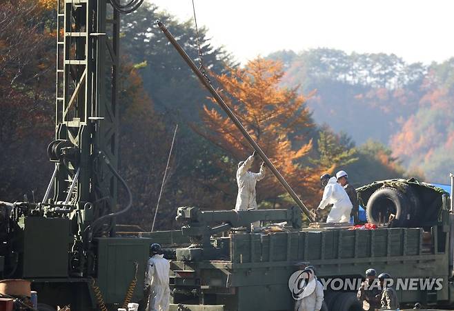 '봉화 광산 사고 열흘째' (봉화=연합뉴스) 박세진 기자 = 경북 봉화군 아연 광산 사고 열흘째인 4일 오후 구조 당국이 고립된 작업자 2명의 생존 신호를 확인하기 위한 천공 작업을 이어가고 있다. 2022.11.4 psjpsj@yna.co.kr