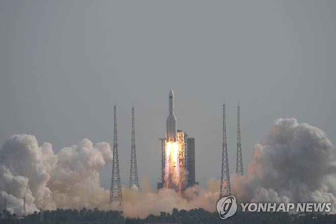 中 우주정거장 '톈궁' 부품 싣고 발사되는 로켓 (원창 로이터=연합뉴스) 31일(현지시간) 중국 남부 하이난성 원창위성발사센터에서 중국의 유인우주정거장 '톈궁'(天宮) 완공에 필요한 멍톈(夢天) 실험실 모듈이 탑재된 창정-5BY4 로켓이 발사되고 있다. 2022.10.31 alo95@yna.co.kr