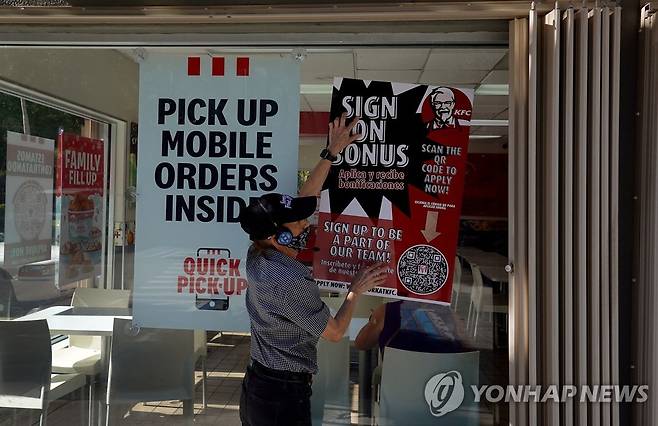 미국 마이애미의 한 패스트푸드점에서 채용안내문 붙이는 직원 [AFP/게티이미지 연합뉴스 자료사진. 재판매 및 DB 금지]