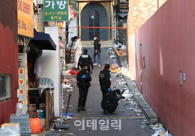 이태원 압사 참사를 수사 중인 서울경찰청 수사본부와 국립과학수사연구원들이 지난달 31일 서울 용산구 이태원 압사 참사 현장을 합동감식하고 있다. 사진= 이데일리 이영훈 기자