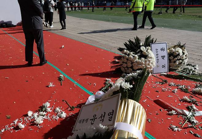 4일 오후 서울 중구 시청 앞 서울광장에 마련된 이태원 참사 희생자 합동 분향소에 윤석열 대통령과 오세훈 서울시장의 근조화환이 쓰러져 있다. 화환은 이번 참사로 아들을 잃은 한 유족이 쓰러뜨렸다 (사진=연합뉴스)