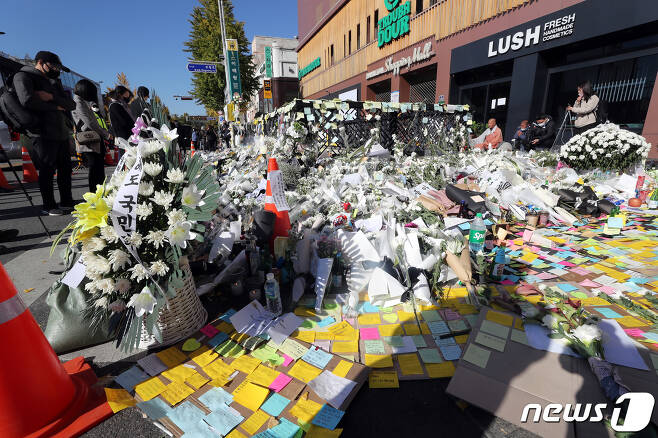 4일 오전 '이태원 압사 참사' 추모공간이 마련된 서울 용산구 이태원역 1번출구에 시민들이 희생자를 추모하기 위한 물품이 놓여져 있다. ⓒ News1 황기선 기자