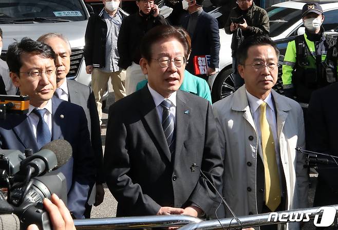 불법 자금 수수 의혹과 관련해 김용 민주연구원 부원장을 체포한 검찰이 지난달 24일 서울 영등포구 더불어민주당사를 압수수색한 가운데 이재명 대표가 민주당사 앞에서 입장을 밝히고 있다./뉴스1 ⓒ News1 조태형 기자