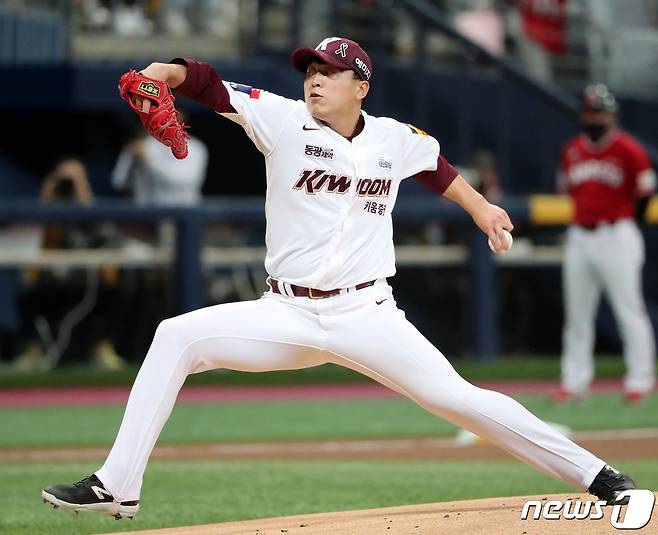 5일 오후 서울 구로구 고척스카이돔에서 열린 프로야구 '2022 신한은행 SOL KBO 포스트시즌' 한국시리즈 4차전 SSG 랜더스와 키움 히어로즈의 경기, 키움 이승호가 1회초 선발 등판해 힘차게 공을 던지고 있다. 2022.11.5/뉴스1 ⓒ News1 김진환 기자