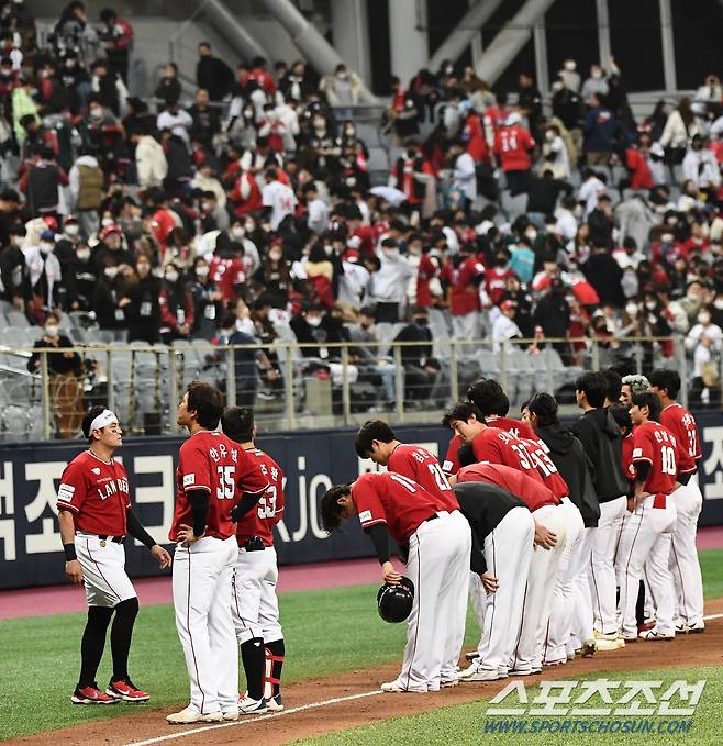 2022 KBO리그 한국시리즈 4차전 키움 히어로즈와 SSG 랜더스의 경기가 5일 서울 고척스카이돔에서 열렸다. 경기에서 패한 SSG 선수들이 아쉬워하고 있다. 고척=박재만 기자 pjm@sportschosun.com/2022.11.05/