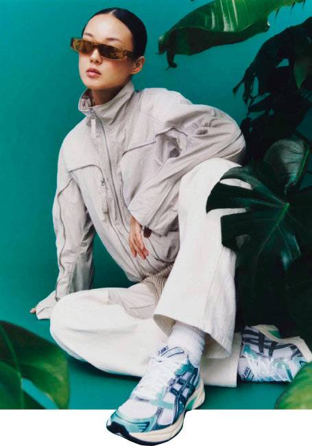 고프코어 룩이 패션 장르로 자리 잡으며 덩달아 상승세를 누리고 있는 아식스.