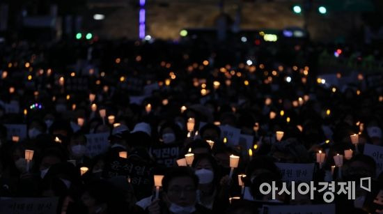 5일 서울광장 인근 도로에서 열린 '이태원 참사 희생자 추모 촛불집회'가 열리고 있다./윤동주 기자 doso7@