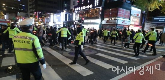 5일 서울광장 인근 도로에서 열린 '이태원 참사 희생자 추모 촛불집회' 현장 부근에서 경찰들이 시민들 통행을 유도하고 있다./윤동주 기자 doso7@