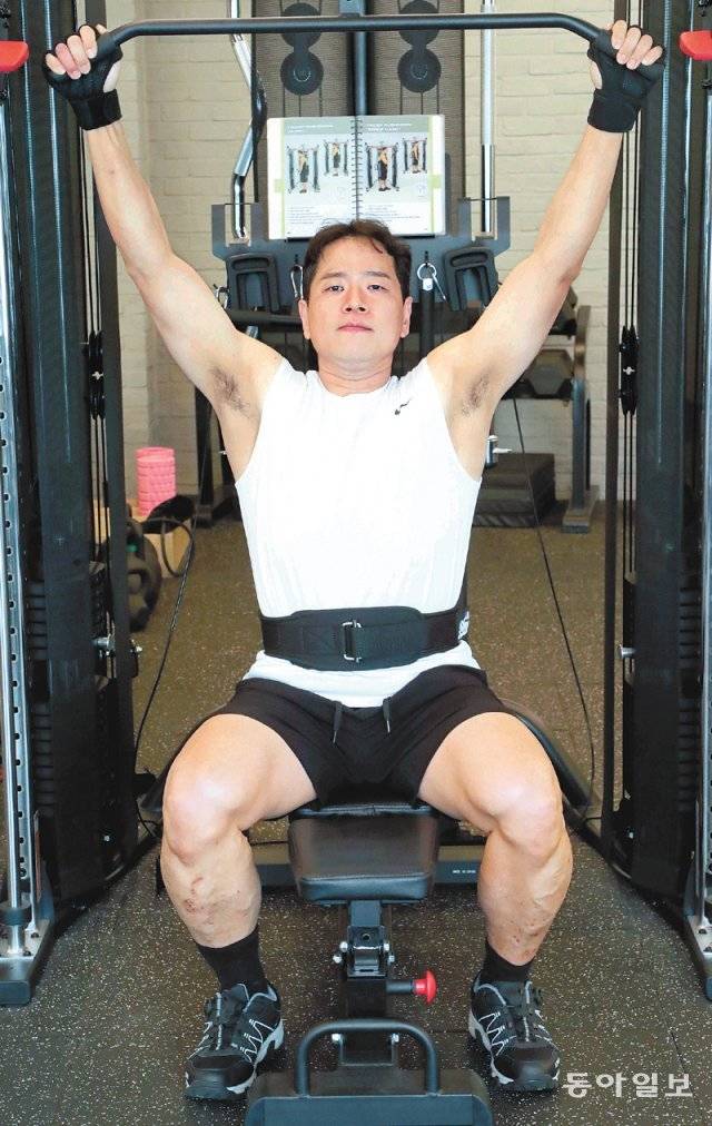 임진홍 강남세브란스병원 간담췌외과 교수는 한때 체중이 127kg까지 불어났지만 최근 2년 동안 운동과 식이요법을 통해 35kg을 감량하는 데 성공했다. 임 교수의 최종 목표는 80kg이다. 임 교수가 헬스클럽에서 근력 운동을 하고 있다. 안철민 기자 acm08@donga.com