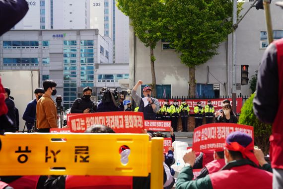 푸르밀 노조원들이 지난달 26일 오후 서울 영등포구 푸르밀 본사 앞에서 가진 사업 종료 규탄 결의 집회에서 정리해고를 철회하라고 외치고 있다. 사진=박문수 기자