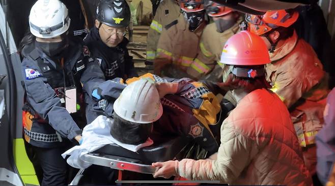 경북 봉화군 아연 채굴 광산 매몰사고 현장에서 4일 오후 11시께 구조당국이 고립됐던 작업자 2명을 구조해 이동시키고 있다. 사진은 이날 광부들이 병원으로 이송되는 모습. 경북소방본부 제공