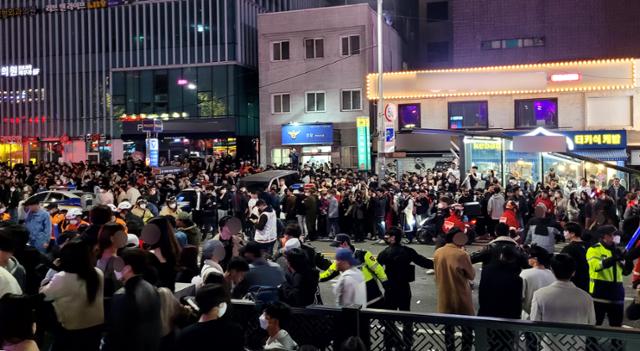 지난달 30일 새벽 서울 용산구 이태원 일대에서 대규모 압사사고가 발생하자 의료진과 경찰, 소방대원들이 급히 현장을 수습하고 있다. 뉴스1