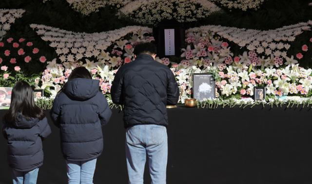 국가애도기간 마지막 날인 5일 오전 서울광장에 마련된 이태원 참사 희생자 합동분향소를 찾은 시민들이 조문을 하고 있다. 뉴스1