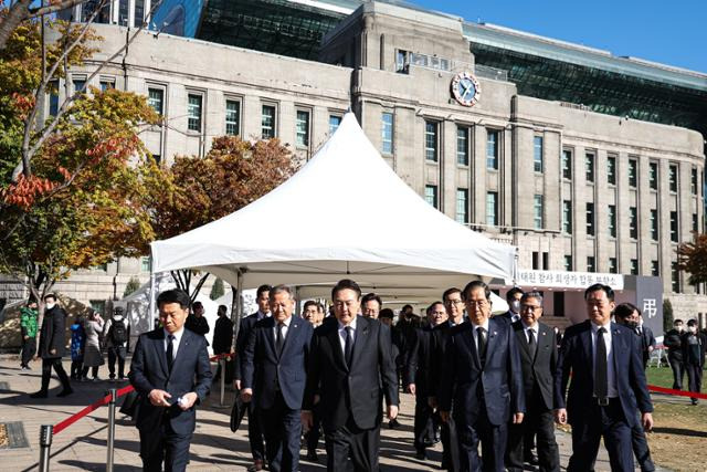 윤석열 대통령이 5일 오전 서울광장에 마련된 이태원 참사 희생자 합동분향소를 찾아 조문한 후 한덕수 총리, 이상민 행정안전부 장관 등 참석자들과 함께 이동하고 있다. 뉴스1