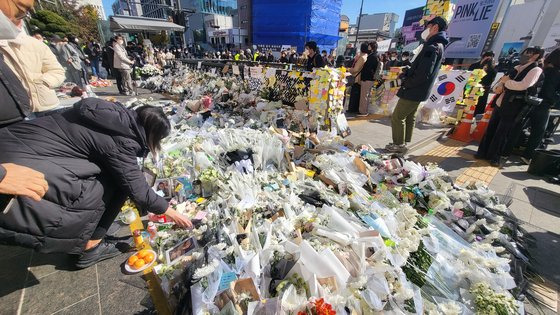 4일 오후 서울 용산구 이태원역 1호선에 추모객들이 놓고 간 꽃과 과자, 편지가 가득 쌓여 있다. 최서인 기자