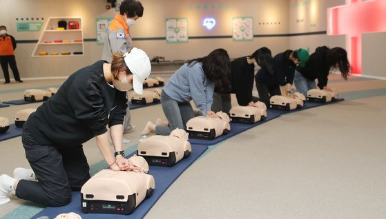 3일 오후 광주 북구 빛고을국민안전체험관에서 시민들이 심폐소생술을 실습하고 있다. 지난 29일 발생한 이태원 참사로 심폐소생술 등 응급조치의 중요성이 대두됐다. 연합뉴스