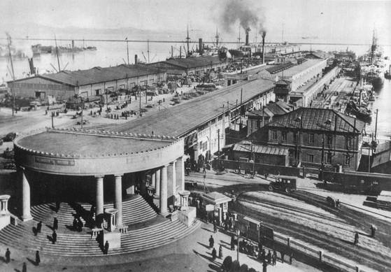 동양 최대 규모를 자랑하던 다롄항의 만철 전용부두. 매년 3500척의 선박이 650만t의 화물을 토하고 삼켰다. [사진 김명호]