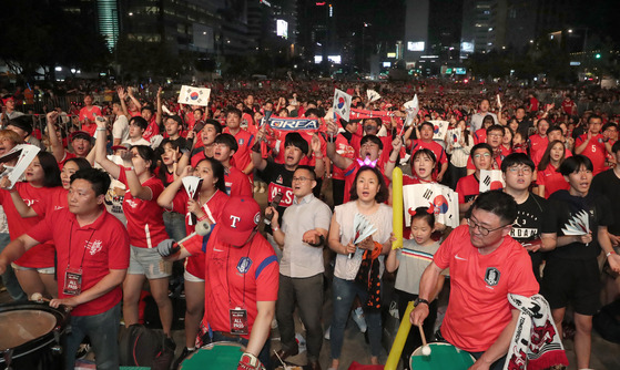 Crowds of Korean football fans watch Korea take on Sweden in Gwanghwamun Square in central Seoul during the 2018 World Cup on June 18, 2018.  [JOONGANG ILBO]