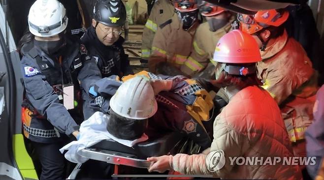 경북 봉화군 아연 채굴 광산 매몰사고 열흘째인 4일 오후 11시께 구조 당국은 고립됐던 작업자 2명이 생환했다고 밝혔다. 사진은 이날 생환한 고립자들이 안동병원으로 이송되는 모습. [연합뉴스]