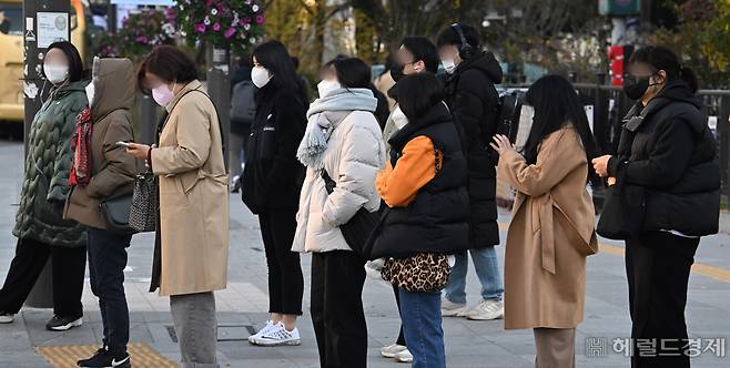 전국적으로 초겨울날씨를 보인 4일 서울 종로구 광화문사거리 일대에서 거리를 지나는 시민들이 추위로 인해 움츠러든 모습을 보이고 있다. 임세준 기자