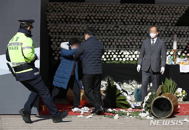 [서울=뉴시스] 고승민 기자 = 4일 서울광장에 마련된 이태원 사고 희생자 합동분향소에서 한 유족이 윤석열 대통령과 오세훈 서울시장의 근조화환을 내동댕이치고 대통령과 행안부 장관의 공개사죄를 촉구하며 분노하고 있다. 2022.11.04. kkssmm99@newsis.com