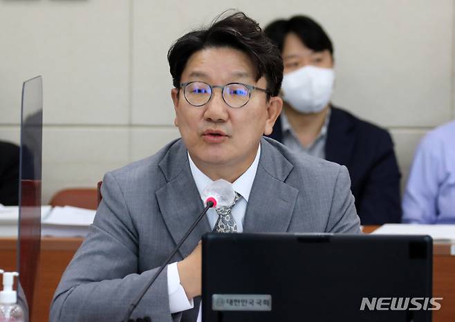 [서울=뉴시스] 김선웅 기자 = 권성동 국민의힘 의원이 지난달 7일 서울 여의도 국회 과학기술방송정보통신위원회 국정감사에서 김제남 원자력안전재단 이사장을 향해 "차라리 혀 깨물고 죽지"라고 한 발언에 대해 해명하고 있다. (공동취재사진) 2022.10.07. photo@newsis.com