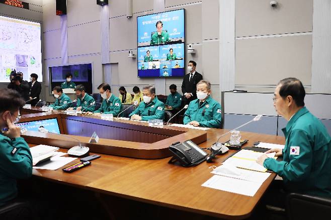 한덕수 국무총리가 5일 정부서울청사 중앙재난안전대책본부 상황실에서 열린 이태원 사고 중대본 회의를 주재하고 있다. 연합뉴스