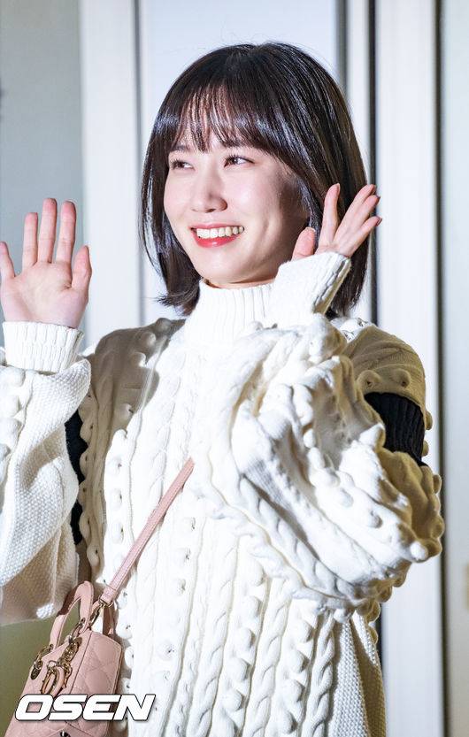 [OSEN=인천공항, 민경훈 기자]박은빈이 출국장으로 이동하며 포즈를 취하고 있다. 2022.10.22 / rumi@osen.co.kr