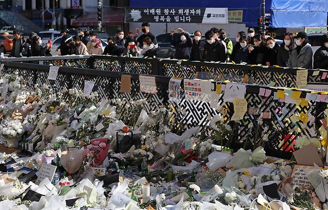 4일 서울 용산구 이태원역 1번 출구 앞 참사 추모 공간을 찾은 시민들이 희생자들을 추모하고 있다. 연합뉴스