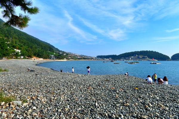 선구항 몽돌해변.