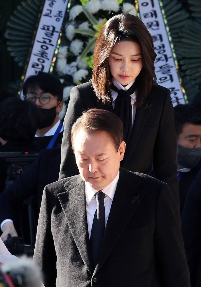 윤석열 대통령(맨 앞)과 부인 김건희 여사(위에서 두번째)가 4일 오후 서울 종로구 조계사에서 열린 이태원 참사로 희생된 156명의 영가를 추모하는 위령법회에 참석해 헌화 후 단상에서 내려오고 있다. 뉴스1