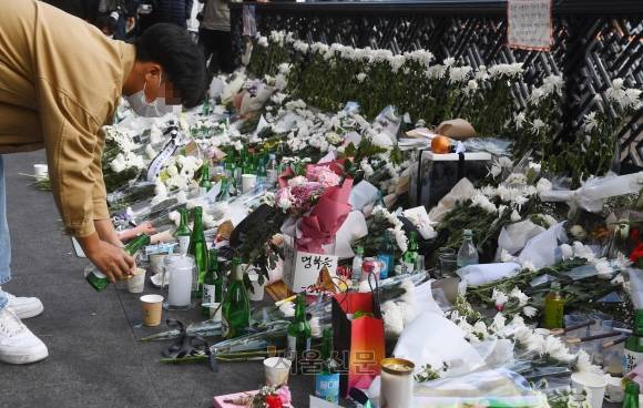 서울 용산구 이태원 참사 현장 인근에 마련된 추모공간에 시민들의 추모가 이어지고 있다. 2022.10.31 안주영 전문기자