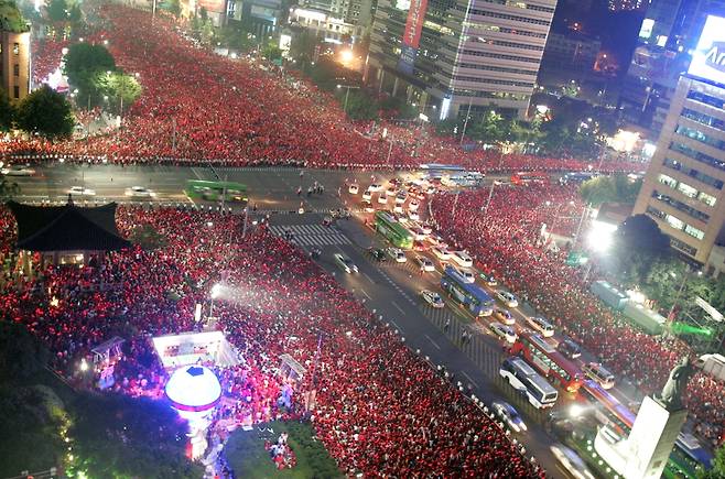 광화문에서 독일 월드컵 한국-토고전을 응원하는 붉은 악마 응원단. 2006년 [연합뉴스 자료사진]