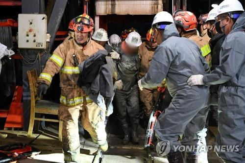 당국 "봉화 광산 고립자 2명 생환…지상으로 걸어 나와"  (봉화=연합뉴스) 경북 봉화군 아연 채굴 광산 매몰사고 열흘째인 4일 오후 11시께 구조 당국은 고립됐던 작업자 2명이 생환했다고 밝혔다. 사진은 이날 생환한 고립자들이 밖으로 나오는 모습. 2022.11.5 [소방청 제공. 재판매 및 DB 금지] photo@yna.co.kr