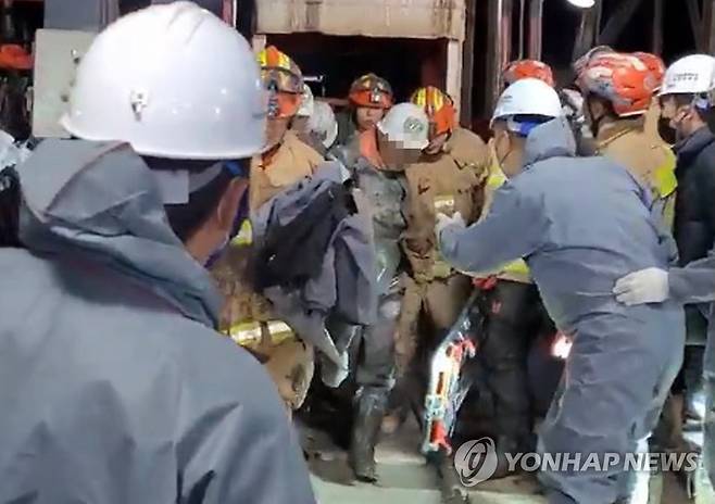 당국 "봉화 광산 고립자 2명 생환…지상으로 걸어 나와" (봉화=연합뉴스) 경북 봉화군 아연 채굴 광산 매몰사고 열흘째인 4일 오후 11시께 구조 당국은 고립됐던 작업자 2명이 생환했다고 밝혔다. 사진은 이날 생환한 고립자들이 밖으로 나오는 모습. 2022.11.5 [소방청 제공. 재판매 및 DB 금지] photo@yna.co.kr