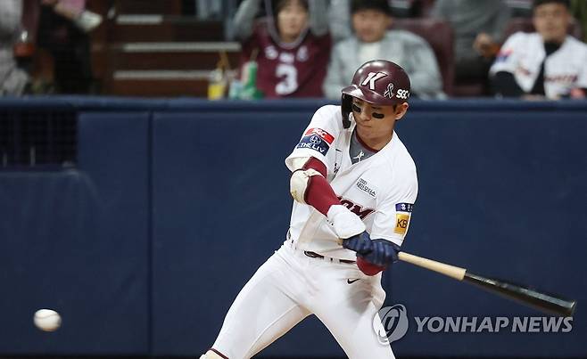 이정후 역전 직전 (서울=연합뉴스) 류영석 기자 = 5일 서울 고척스카이돔에서 열린 2022 프로야구 포스트시즌 한국시리즈 4차전 SSG 랜더스와 키움 히어로즈의 경기.
    3회말 무사 2루 상황에서 키움 이정후가 1타점 역전 적시타를 치고 있다. 2022.11.5 ondol@yna.co.kr