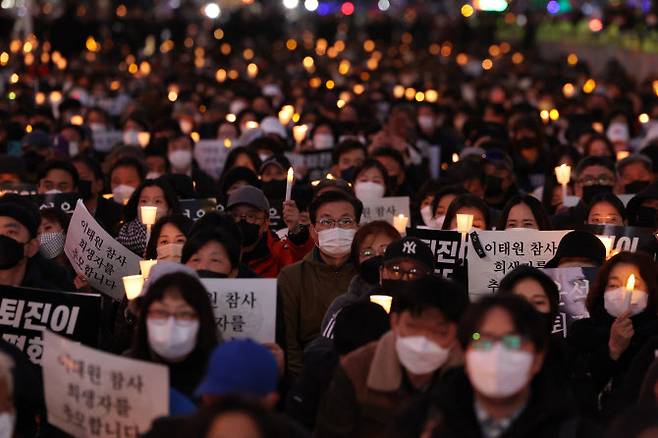 5일 시청역 인근에서 핼러윈데이 이태원 참사 희생자 추모 및 정부 규탄 촛불집회가 열리고 있다. (사진=연합뉴스)