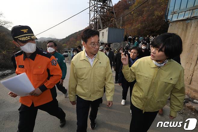 더불어민주당 위성곤, 이동주, 오영환 의원과 임미애 경북도당위원장 일행이 3일 오후 경북 봉화군 아연광산 매몰 사고 현장을 찾아 상황을 살펴보고 있다. 2022.11.3/뉴스1 ⓒ News1 공정식 기자