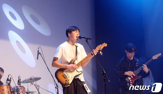 6일 전북 전주시 전북도교육청 창조나래에서 열린 2022 제7회 전북 청소년 밴드동아리 경연대회에서 대상을 수상한 영생고등학교 종이비행기 팀이 열창을 하고 있다. 2022.11.6/뉴스1 ⓒ News1 유경석 기자