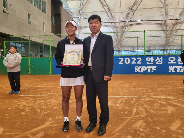 안성오픈 여자 단식 우승자 백다연(왼쪽). 제공 | 프리랜서 김도원