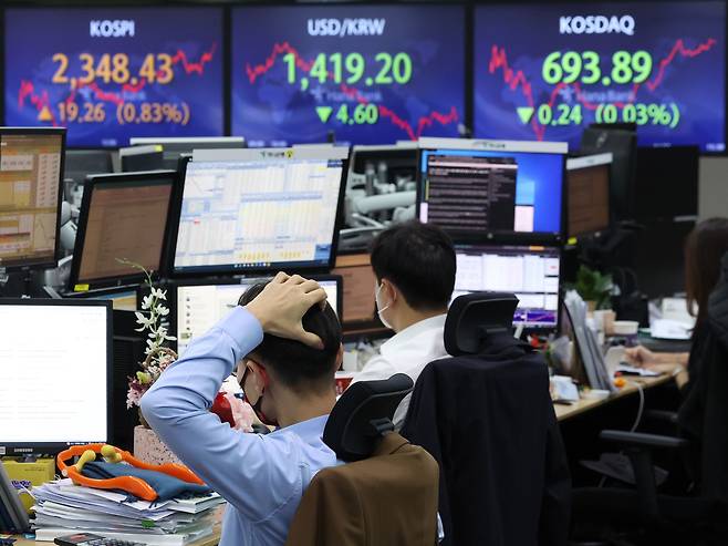 4일 오후 서울 중구 하나은행 딜링룸에서 직원들이 업무를 보고 있다. /연합뉴스 제공