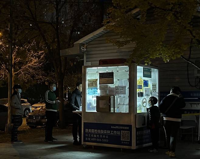 중국 베이징에서 한 어린이가 야외 검사소에서 코로나 핵산 검사를 받고 있다. /김남희 특파원